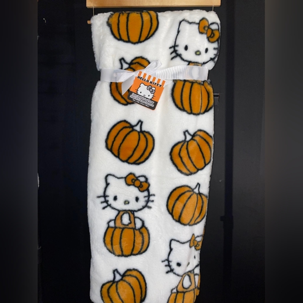 ( SOLD )Hello kitty pumpkin throw